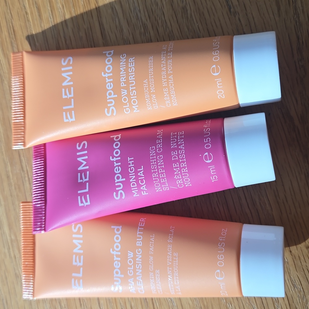 Elemis skincare bundle with cosmetic bag - Picture 4 of 4